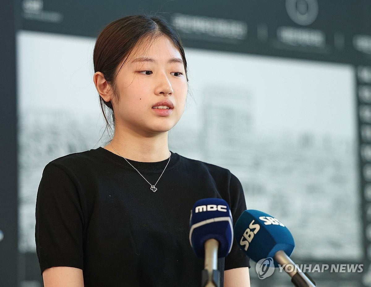 不忍了！哈兰德收藏足球被队友写“滚”连场帽子戏法签名有点累