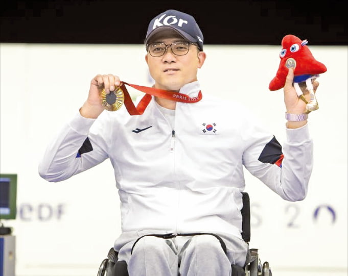 尼克斯首发113分，替补12分，布里奇斯差90秒打满全场