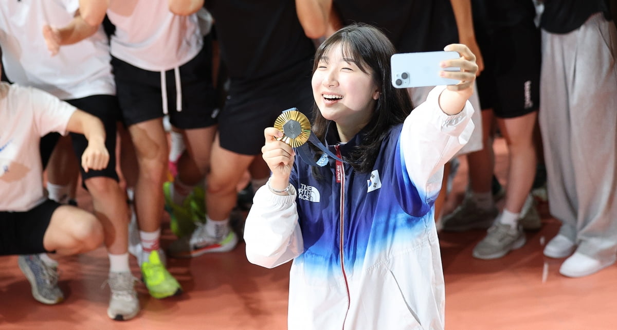 太冷就想被子里，签约肯定实锤，莱斯试训被遮掩，杜锋玩起迷魂阵