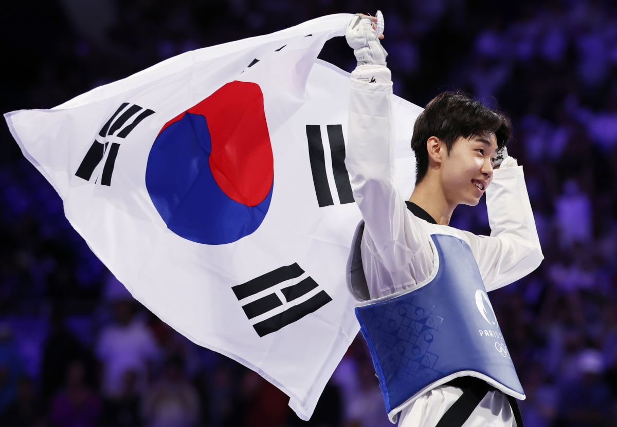 文班亚马斩获生涯首个30+三双！马刺17分大逆转国王