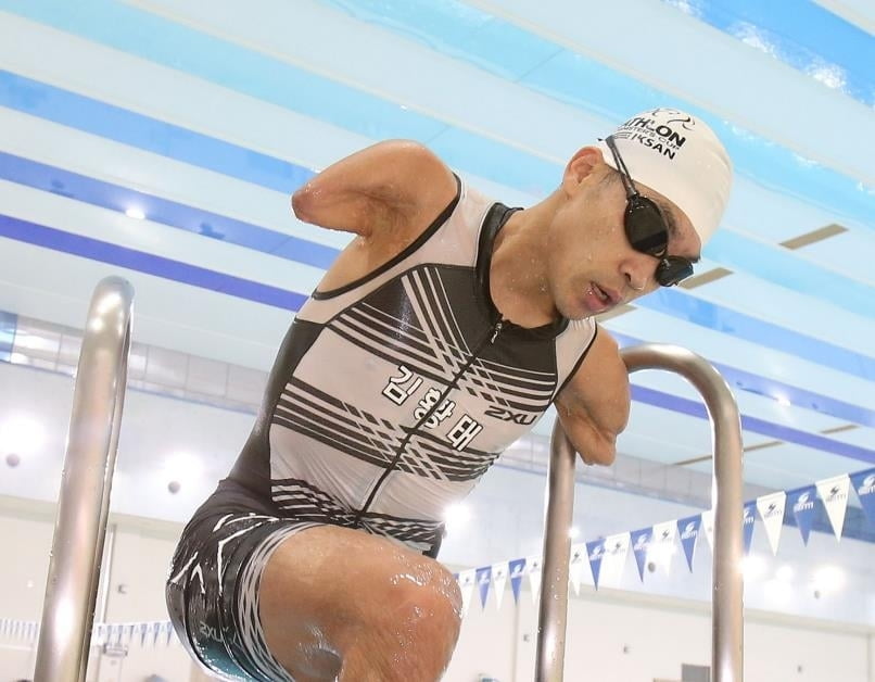 哈中锋！哈特前场篮板补篮命中 尼克斯轰出一波9-0将比分反超