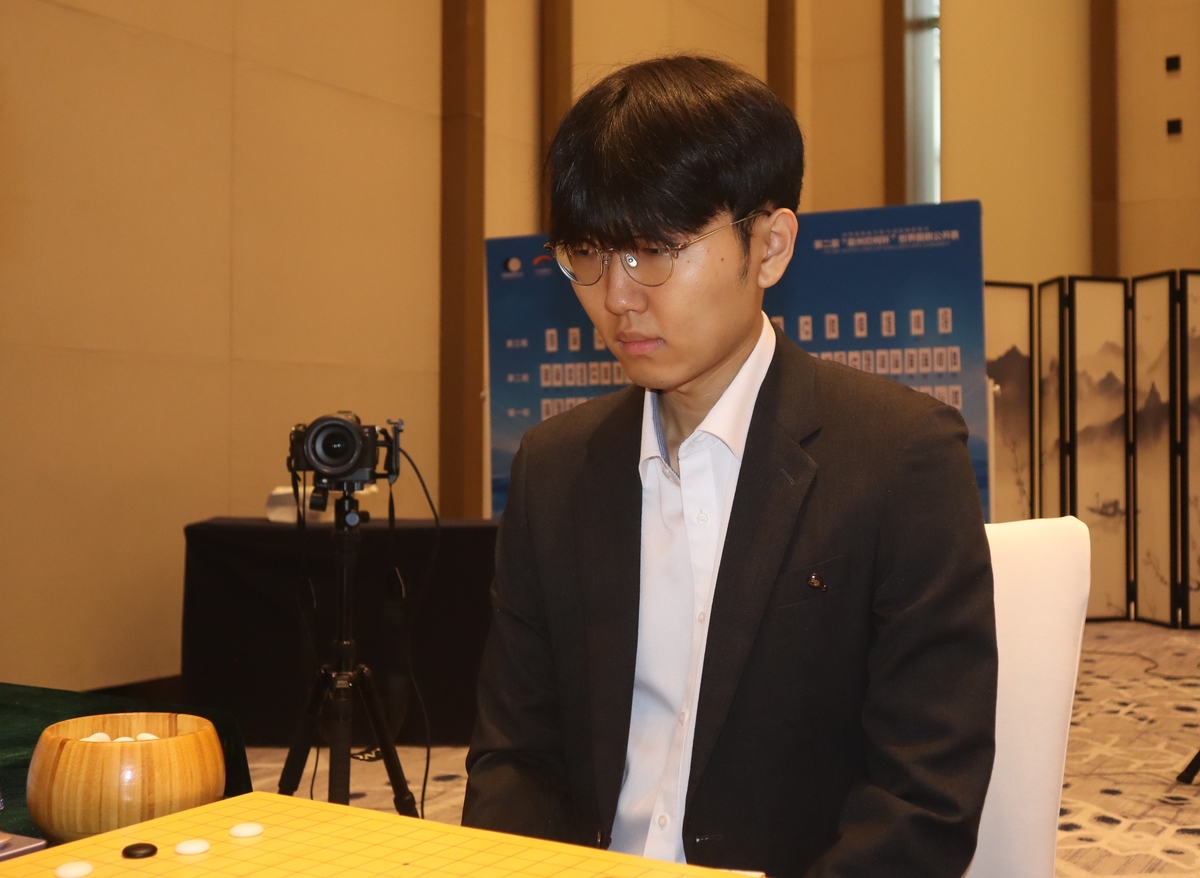 击败曼城太开心！奥纳纳对着看台打了一套“农夫三拳”