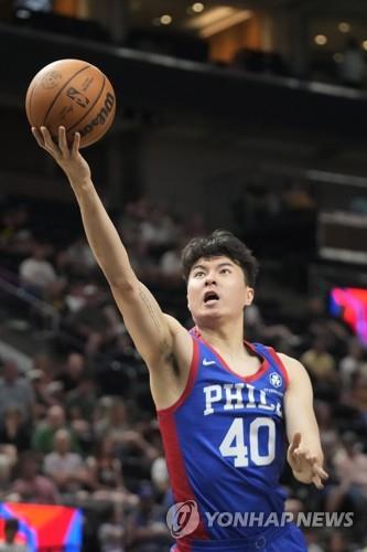 詹姆斯第四节开启个人表演！湖人5分钟打出21-0！