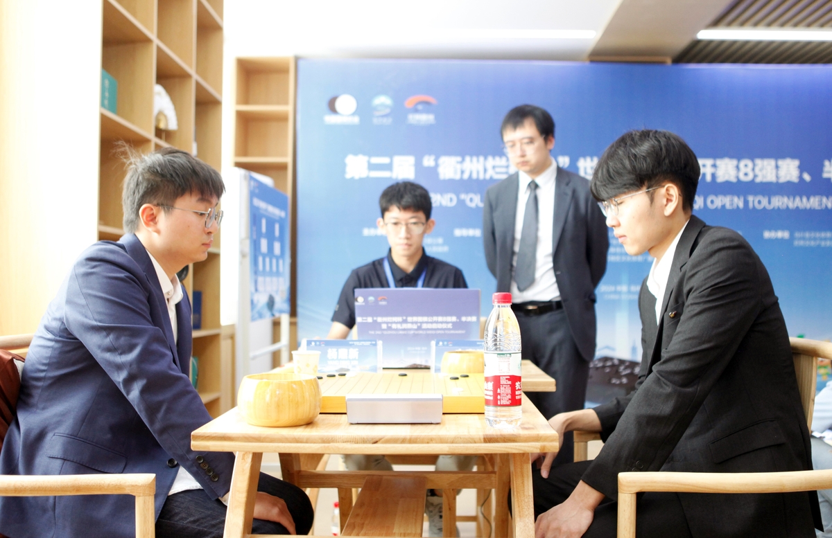 马杜埃凯替补出场迎来英格兰队首秀，随后还助攻凯恩破门