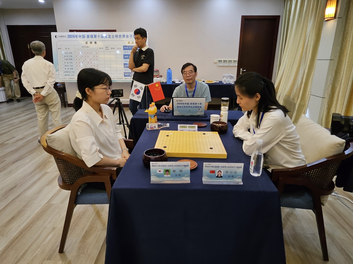 枪手铁锤帮双方球迷在看台上大打出手 安保紧急介入