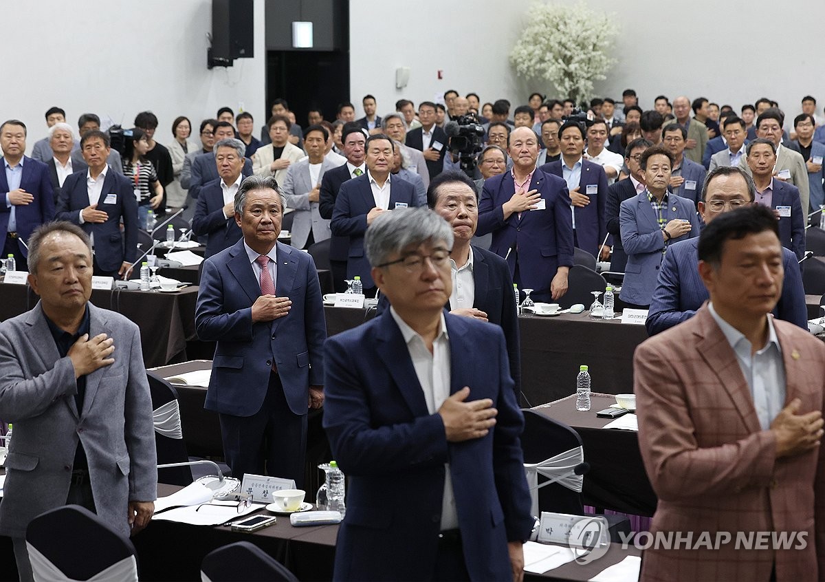 沙尔克官方：U19主帅霍格兰暂时加入一线队教练组