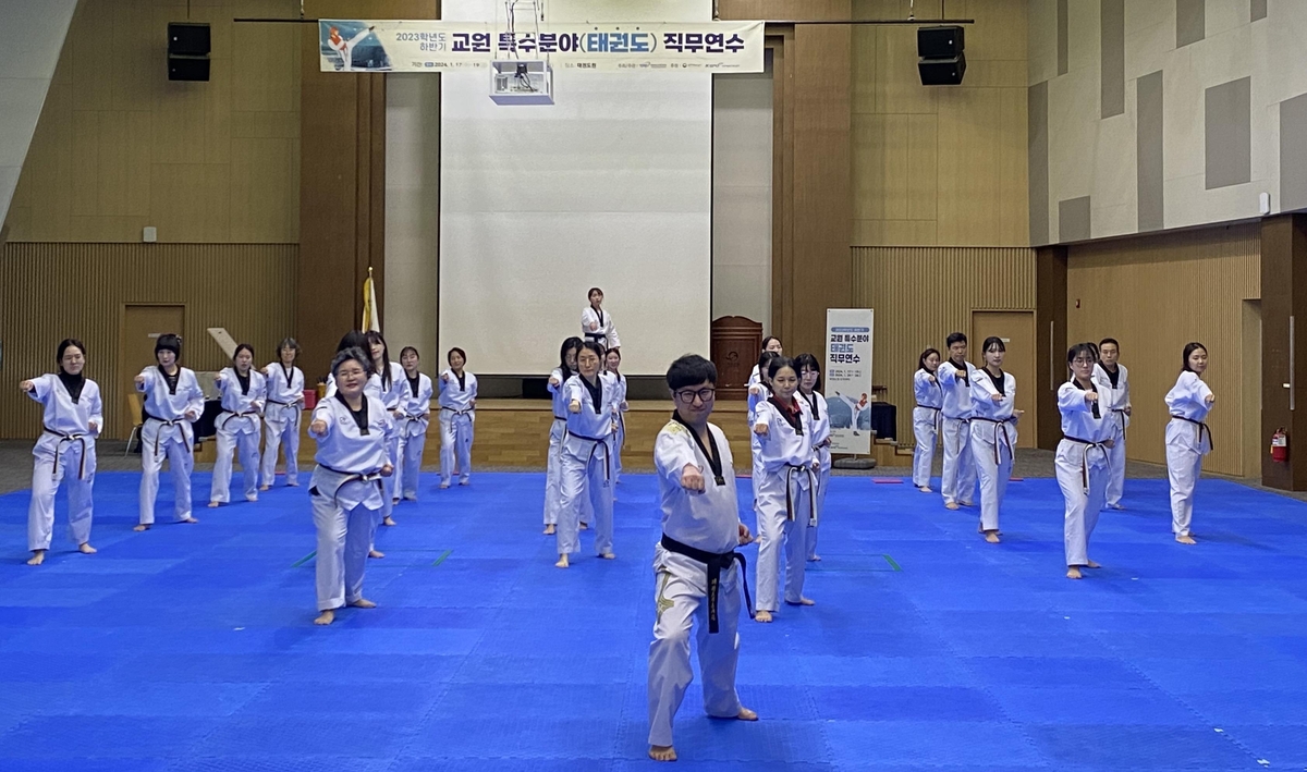 ⚽意甲半场：小孔塞桑远射中柱，小维阿破门被吹，尤文暂0-0莱切